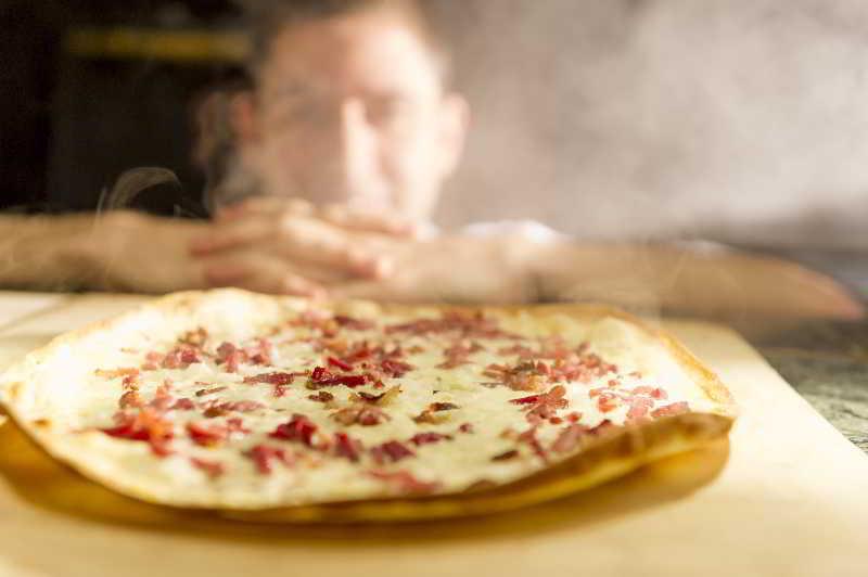 Maison Messmer - Ein Mitglied Der Hommage Luxury Hotels Collection Baden-Baden Exterior photo A pizza being prepared
