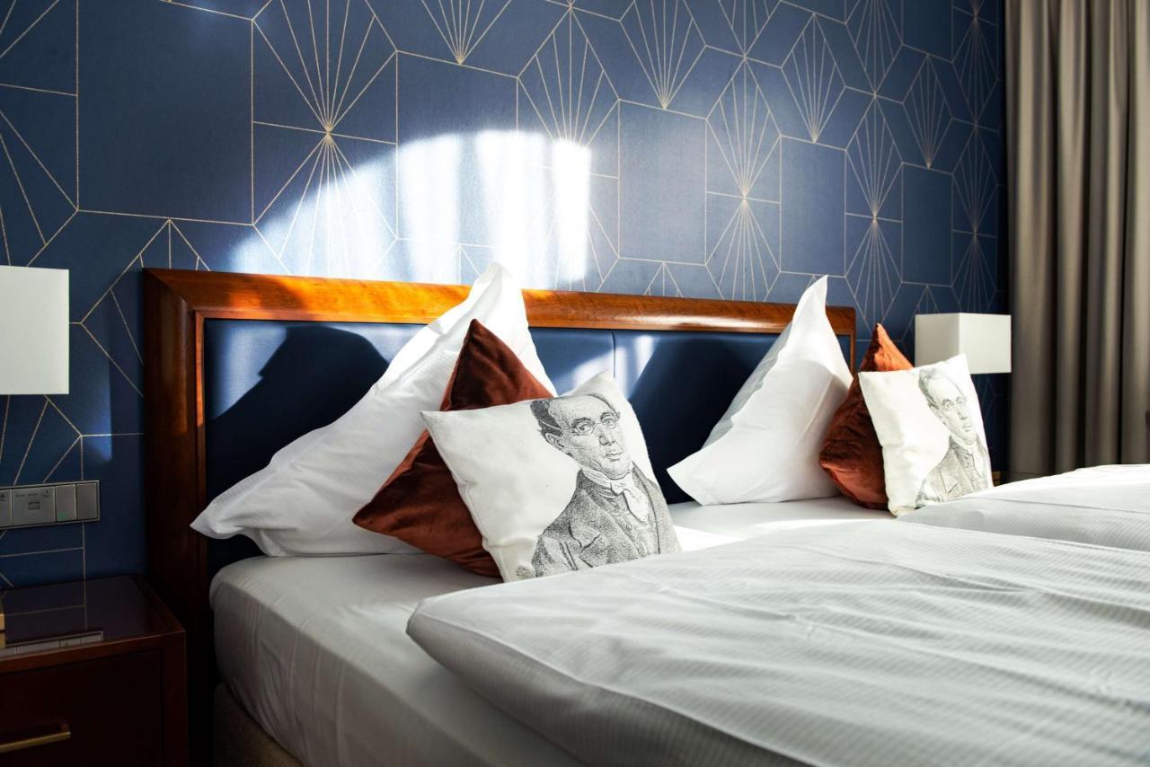 Maison Messmer - Ein Mitglied Der Hommage Luxury Hotels Collection Baden-Baden Exterior photo A bed with cushions