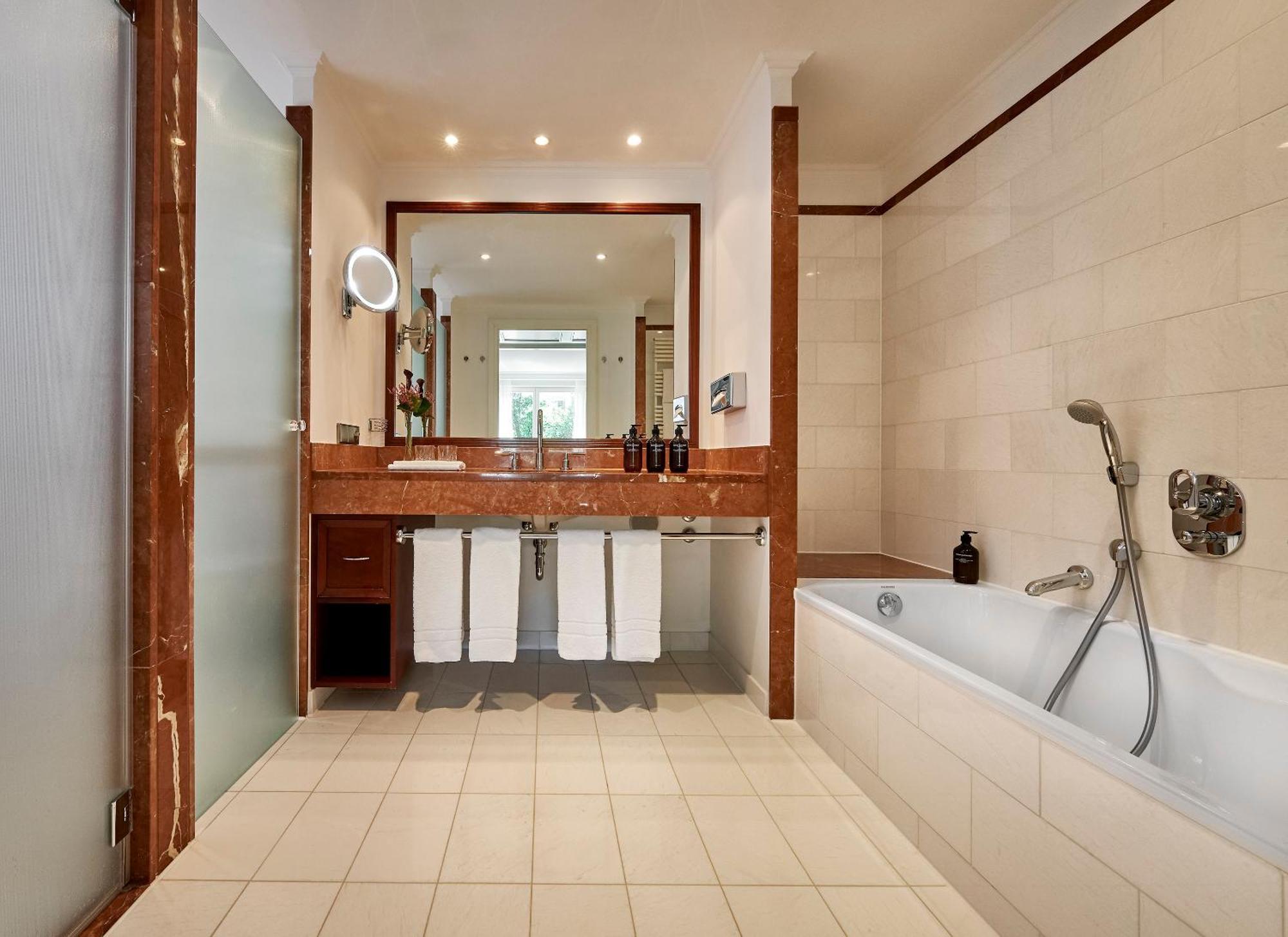 Maison Messmer - Ein Mitglied Der Hommage Luxury Hotels Collection Baden-Baden Exterior photo Bathroom